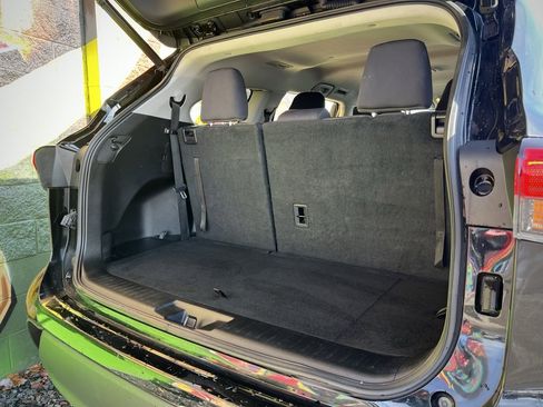 Used 2021 Toyota Highlander LE image 31