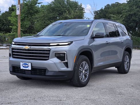 Used 2025 Chevrolet Traverse LT FWD image 3
