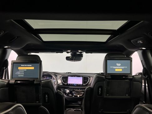 Used 2022 Chrysler Pacifica Limited w/ Uconnect Theater Family Group image 30