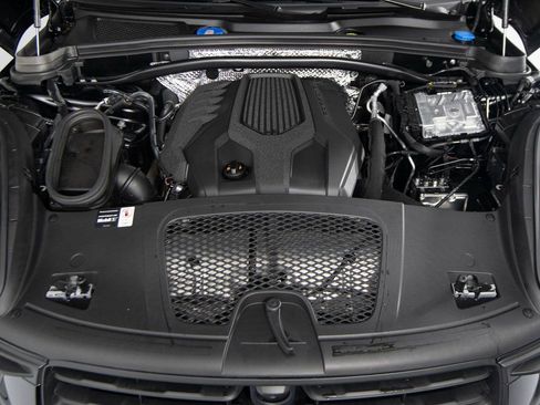 Certified 2025 Porsche Macan image 40