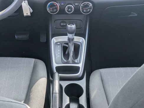 Used 2020 Hyundai Venue SE FWD image 18
