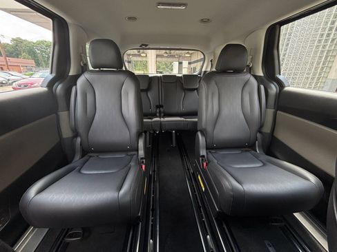 Used 2026 Kia Carnival FWD image 36