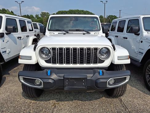 Used 2024 Jeep Wrangler Unlimited Sahara AWD/4WD image 2