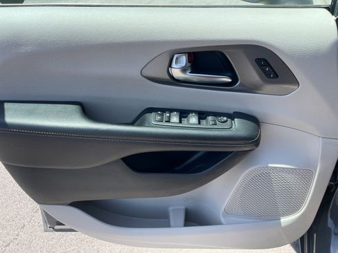 Used 2023 Chrysler Pacifica Touring-L FWD image 12