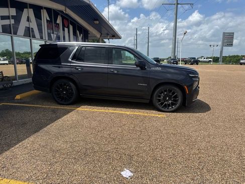 Used 2025 Chevrolet Tahoe High Country AWD/4WD image 2