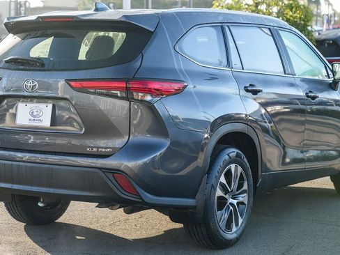 Used 2022 Toyota Highlander XLE image 5