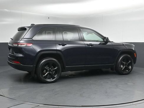 Used 2023 Jeep Grand Cherokee Limited w/ Black Appearance Package AWD/4WD image 7