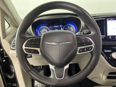 Used 2023 Chrysler Pacifica Touring-L FWD image 22