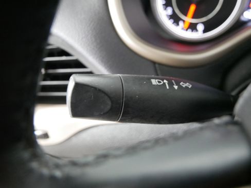 Used 2017 Jeep Cherokee Limited image 32