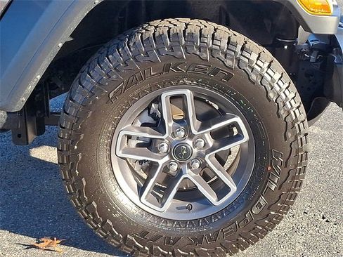 Used 2024 Jeep Gladiator Sport image 8