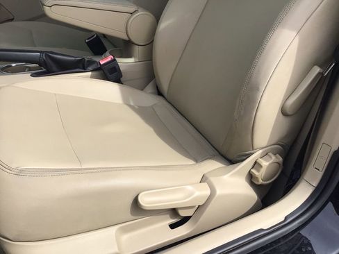 Used 2013 Volkswagen Beetle TDI FWD image 18