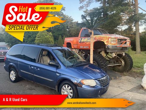 Used 2007 Chrysler Town & Country Touring FWD image 1