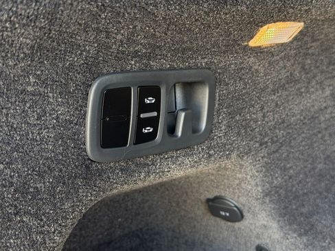 Used 2025 Bentley Bentayga image 46