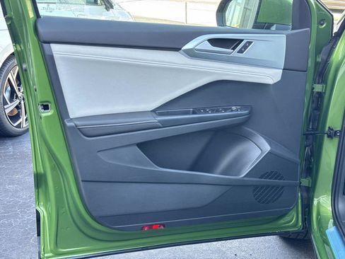 New 2026 Volkswagen Taos SE image 18