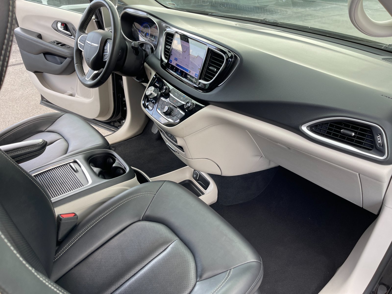 Used 2024 Chrysler Pacifica Touring-L FWD image 20