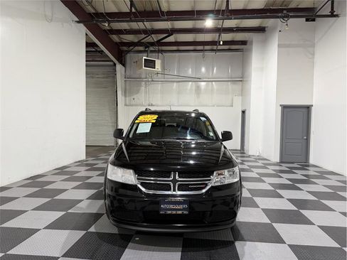 Used 2019 Dodge Journey SE image 3