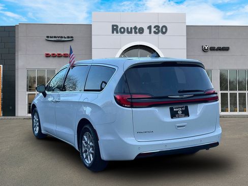 Used 2024 Chrysler Pacifica Touring-L image 3