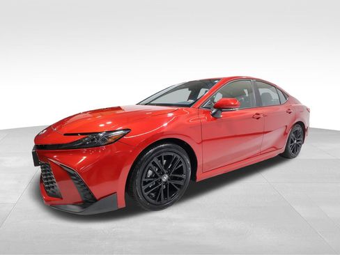 Used 2025 Toyota Camry LE image 8