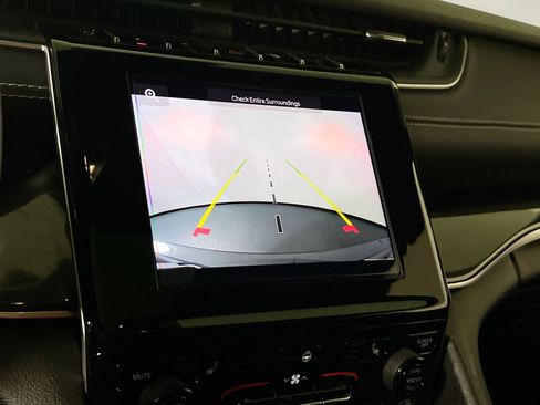 Used 2023 Jeep Grand Cherokee Altitude image 13