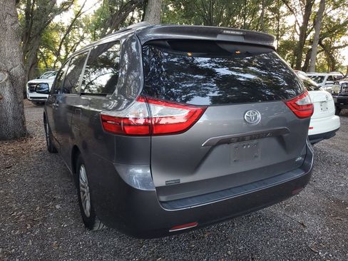 Used 2017 Toyota Sienna XLE FWD image 3