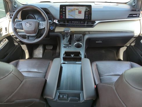 Used 2021 Toyota Sienna Platinum FWD image 17