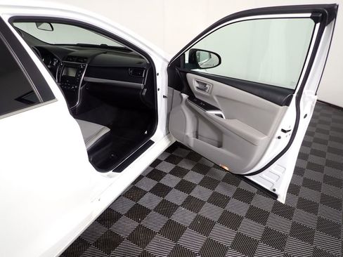 Used 2016 Toyota Camry SE image 30