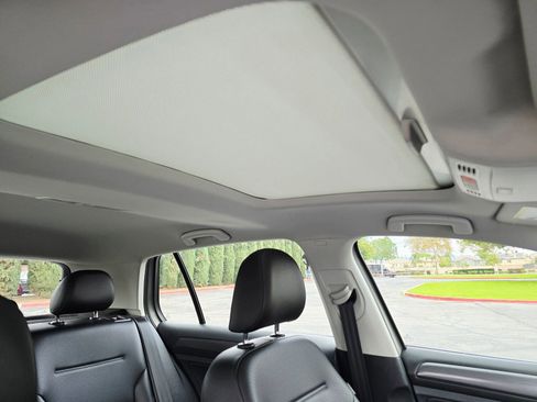 Used 2018 Volkswagen Golf SE image 29