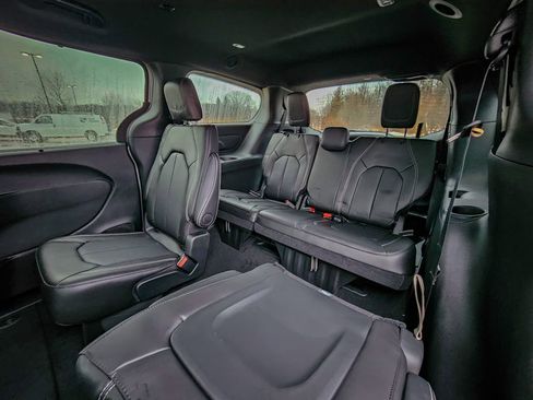 New 2026 Chrysler Pacifica Select image 32