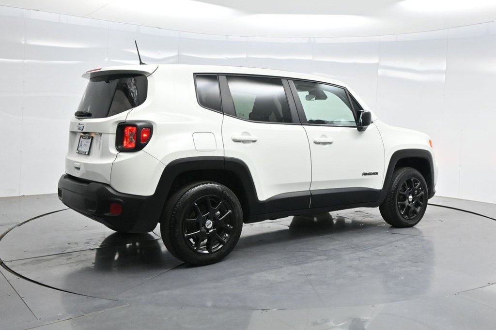 Used 2023 Jeep Renegade Latitude AWD/4WD image 5
