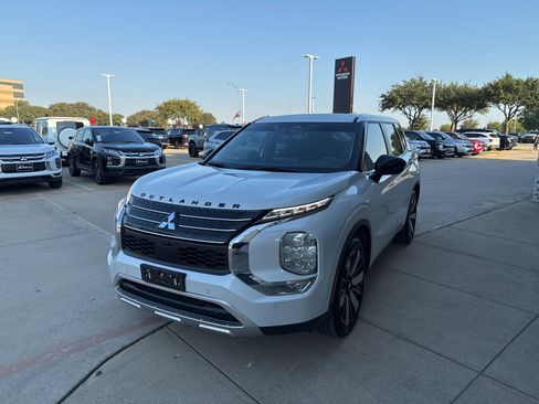 Used 2024 Mitsubishi Outlander SE Black Edition image 2