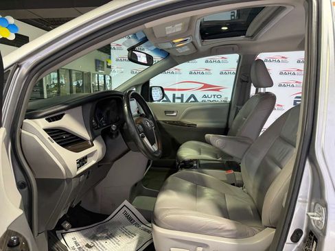 Used 2017 Toyota Sienna XLE w/ XLE Navigation Package AWD/4WD image 32