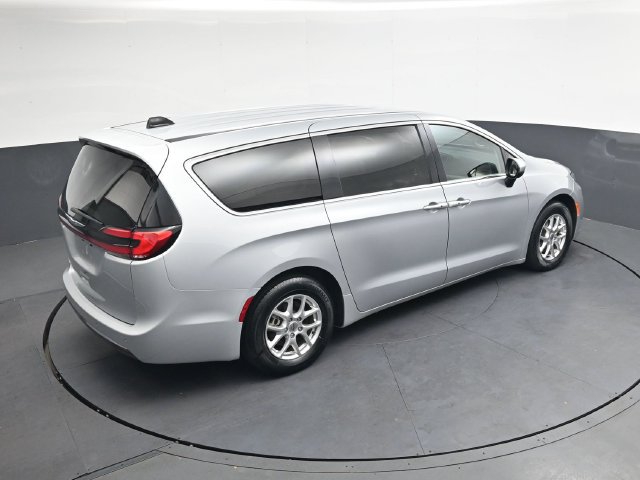Used 2023 Chrysler Pacifica Touring-L FWD image 24