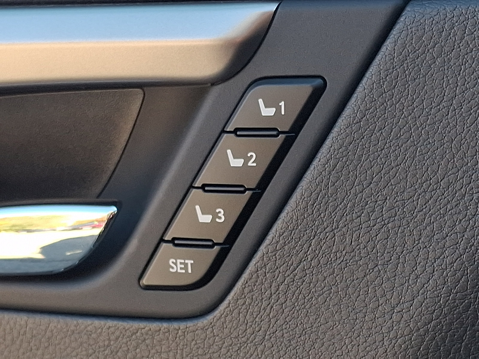 Certified 2020 Lexus RX 350L Premium w/ Premium Package AWD/4WD image 26