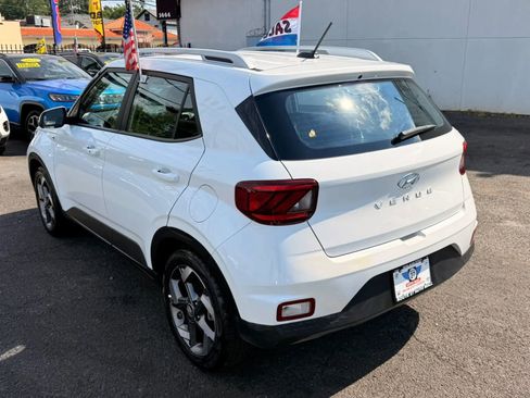 Used 2025 Hyundai Venue SEL FWD image 5
