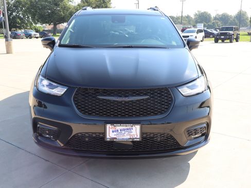 Used 2025 Chrysler Pacifica Limited FWD image 2