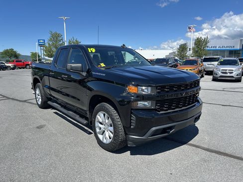 Used 2019 Chevrolet Silverado 1500 Custom w/ Custom Value Package AWD/4WD image 1