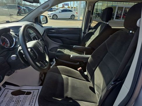 Used 2018 Dodge Grand Caravan SE w/ UConnect Hands-Free Group image 9