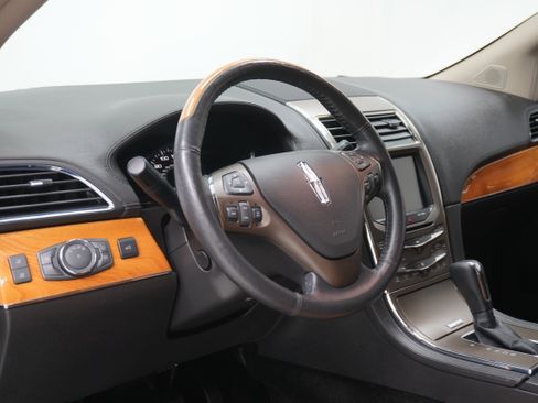 Used 2013 Lincoln MKX FWD image 9