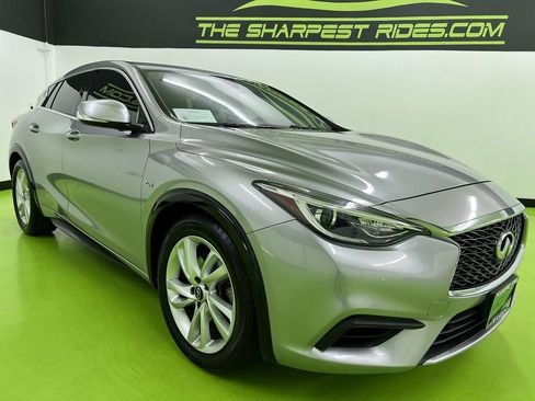 Used 2017 INFINITI QX30 FWD image 2
