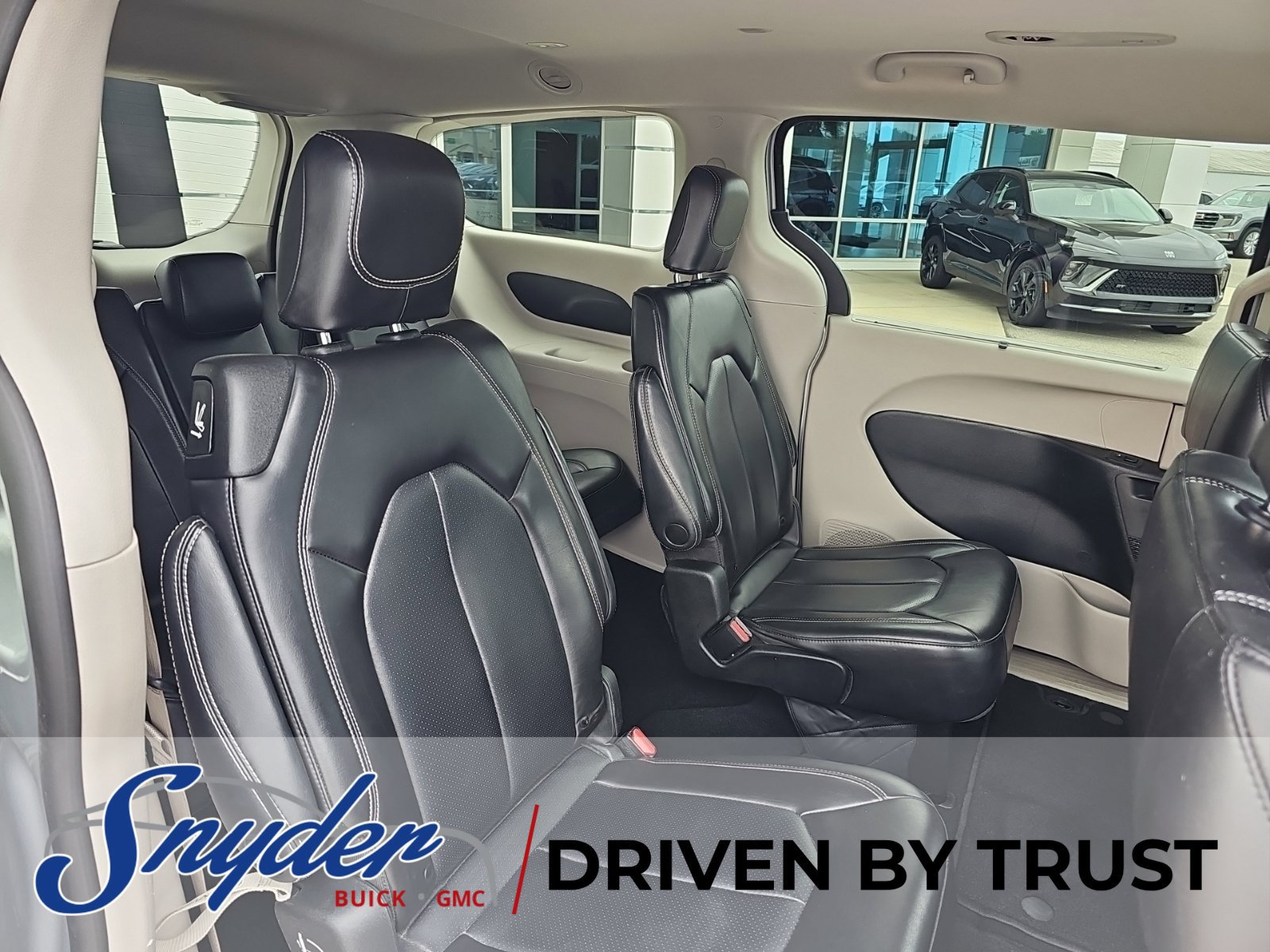 Used 2023 Chrysler Pacifica Touring-L FWD image 10