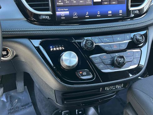 Used 2021 Chrysler Pacifica Touring w/ S Appearance Package image 35