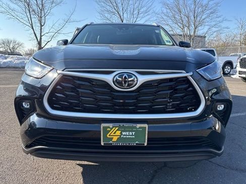 Used 2023 Toyota Highlander XLE image 2