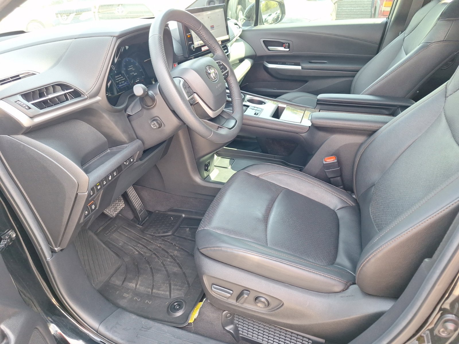 Used 2025 Toyota Sienna Platinum AWD/4WD image 15