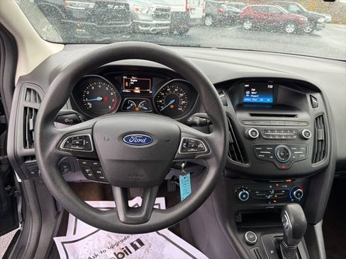 Used 2017 Ford Focus SE image 2