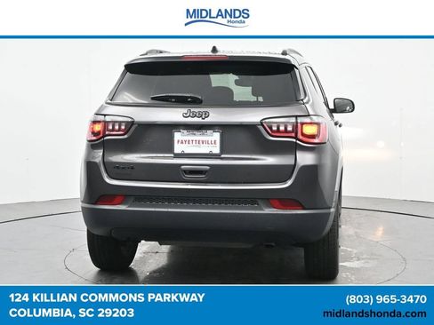 Used 2025 Jeep Compass Trailhawk AWD/4WD image 2