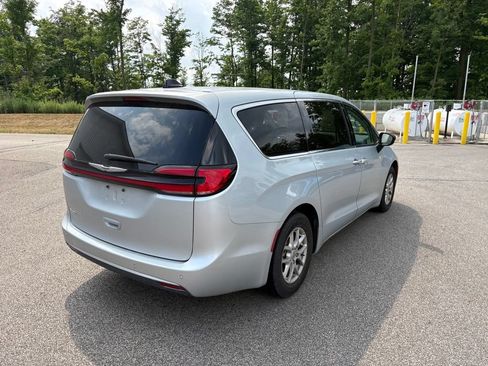 Used 2024 Chrysler Pacifica Touring-L FWD image 4