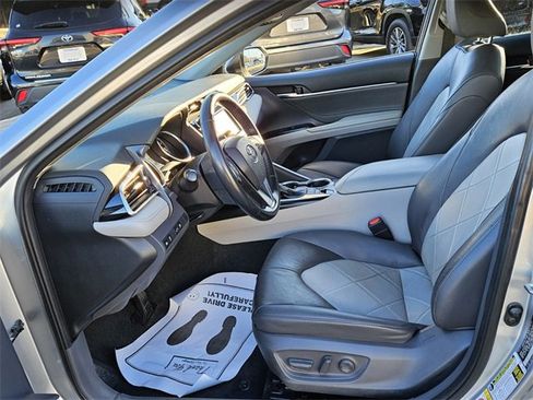 Used 2018 Toyota Camry XLE image 5