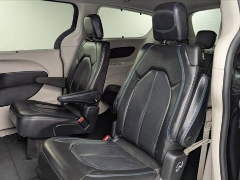 Used 2021 Chrysler Pacifica Touring-L image 16