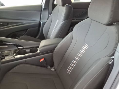 Certified 2025 Hyundai Elantra SEL FWD image 10