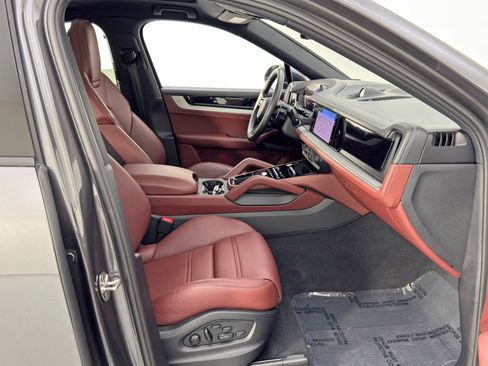 Used 2025 Porsche Cayenne S image 16
